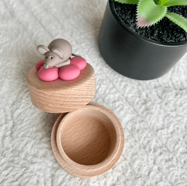 Boîte à dents en bois souris sur sa fleur rose poudré