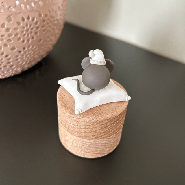 Boîte à dents en bois souris sur son coussin blanc