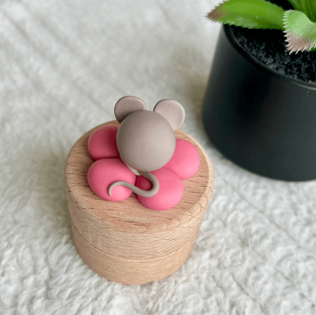 Boîte à dents en bois souris sur sa fleur rose poudré