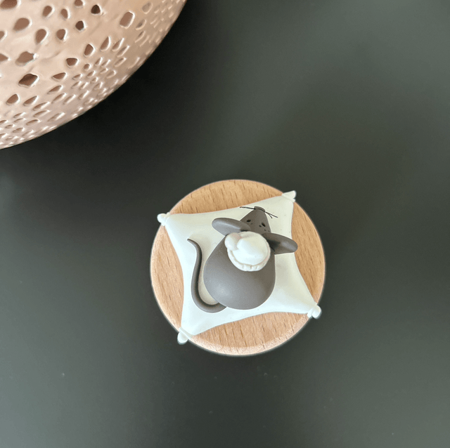 Boîte à dents en bois souris sur son coussin blanc