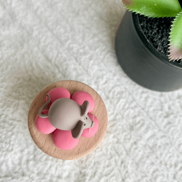 Boîte à dents en bois souris sur sa fleur rose poudré